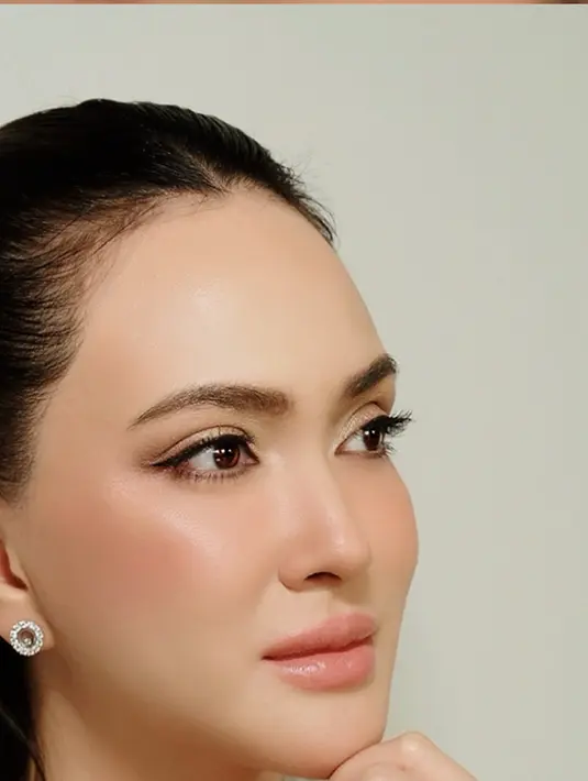 Dipulas complexion dewy dengan blush soft pink yang bikin wajah Shandy Aulia nampak cerah merona. Kontur dan highlight di bagian hidung membuat wajah Shandy Aulia lebih berdimensi [@kunsoomakeupartist]