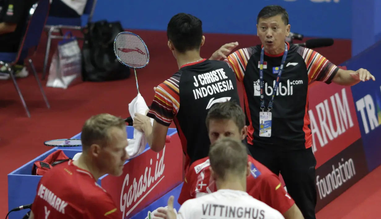 Pelatih Indonesia, Hendry Saputra, memberi arahan kepada Jonatan Christie, saat melawan wakil Denmark, Hans-Kristian Solberg Vittinghus, pada Indonesia Open 2019 di Istora, Jakarta, Kamis (18/7). Jonatan menang 22-20, 21-13. (Bola.com/M Iqbal Ichsan)