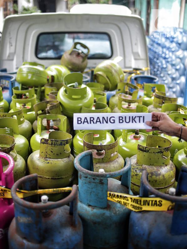 Barang bukti tabung gas oplosan di Cipayung, Jakarta, Selasa (22/1). Polda Metro Jaya menyita 1.200 tabung LPG ukuran 3 Kg, 242 ukuran 12 Kg, 14 selang pipa besi regulator pemindah isi gas dan 1 kantong segel tabung gas. (Liputan6.com/Faizal Fanani)