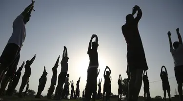 Pemuda India menjalani pelatihan fisik di desa Jhiri dekat perbatasan India Pakistan, pinggiran Jammu, India, Rabu (6/10/2021). Pelatihan fisik ini digelar oleh Pusat Pelatihan dan Pemberdayaan Pemuda Perbatasan (C-BYTE). (AP Photo/Channi Anand)