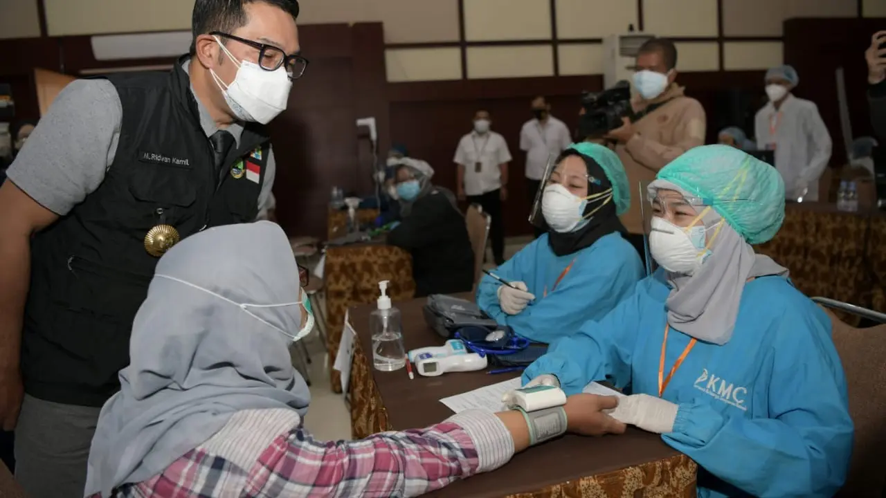 Ridwan Kamil Tinjau Vaksinasi Massal di Itenas Bandung