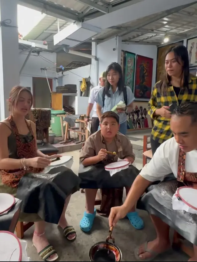 Sandal Jepit ala Keluarga Nia Ramadhani (Foto: Instagram @ramadhaniabakrie)
