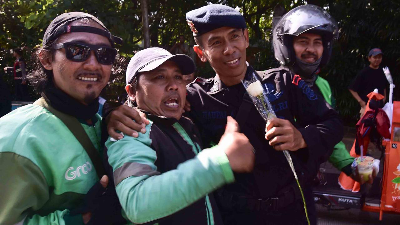 FOTO: Aksi Damai Ojol Tebar Mawar untuk Perdamaian