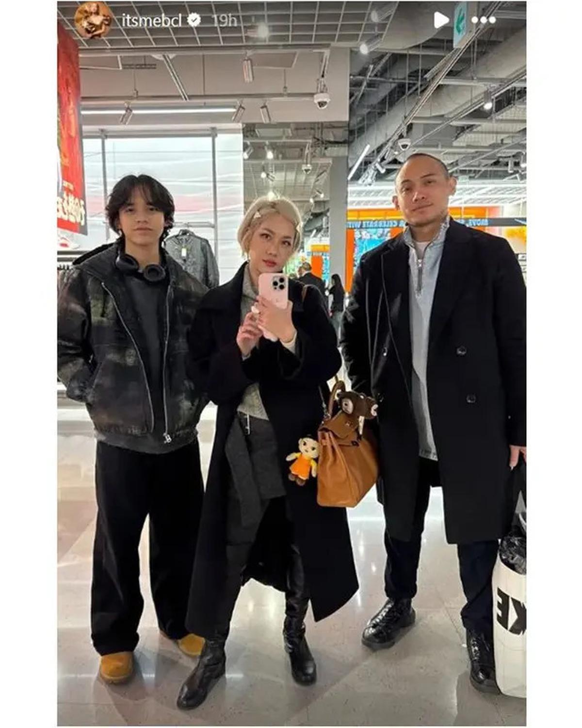 6 Potret OOTD BCL Selama di Korea Selatan, Paduan Pas dengan Rambut Pixie Cut
