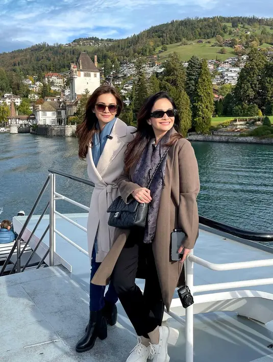 Tas yang sama juga dikenakan Cut Tari dan Ersa Mayori saat nikmati danau di Swiss. [@cuttaryofficial]
