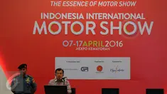 Wakil Presiden RI Jusuf Kalla (kanan) memberikan sambutan saat membuka secara resmi Indonesia Internasional Motor Show 2016 di JIEXPO Kemayoran, Jakarta, Kamis (7/4/2016). IIMS 2016 akan berlangsung hingga Minggu (17/4). (Liputan6.com/Helmi Fithriansyah)