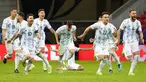 Penyerang timnas Argentina, Lautaro Martinez berselebrasi dengan rekannya setelah mengalahkan Kolombia dalam adu penalti saat laga semifinal Copa America 2021 di Estadio Nacional Brasilia, Rabu (7/7/2021).  Argentina lolos ke final usai menang 3-2 lewat adu penalti. (AP Photo/Andre Penner)