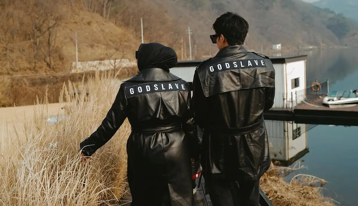 Jaket kulit ini memiliki tulisan GODSLAVE di bagian kerah dan belakang punggungnya. [Foto: Instagram/attahalilintar]