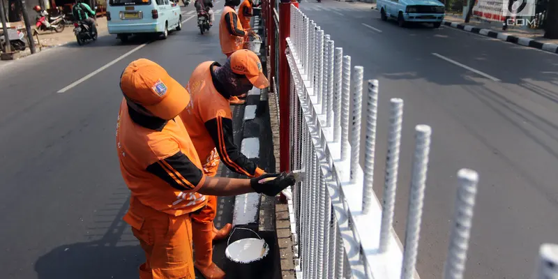 Pagar Pembatas Jalan Raya Bogor Dicat Ulang