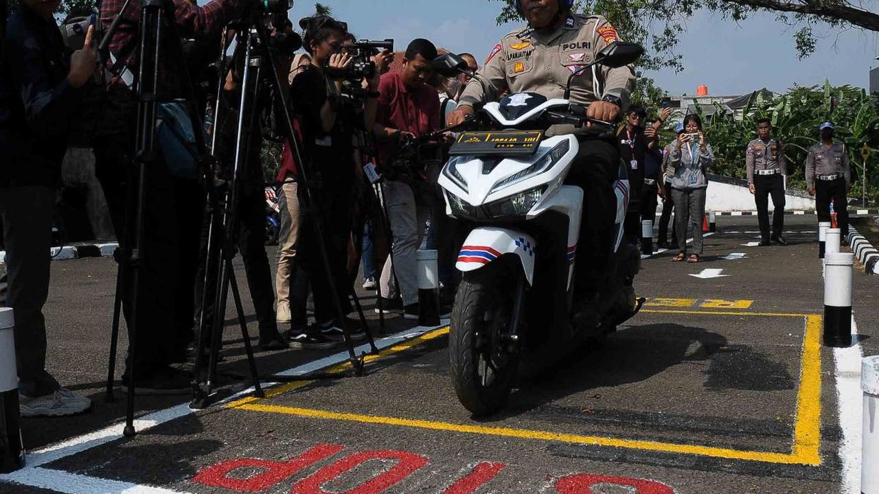 Firman menyebut sebelum dilangsungkan ujian teori, peserta dapat terlebih dahulu melihat materi yang akan diujikan dengan mengakses Electronic Audio Visual Integrited System' (E-AVIS). Materi dapat dilihat di perangkat gadget yang sudah dikembangkan sejak