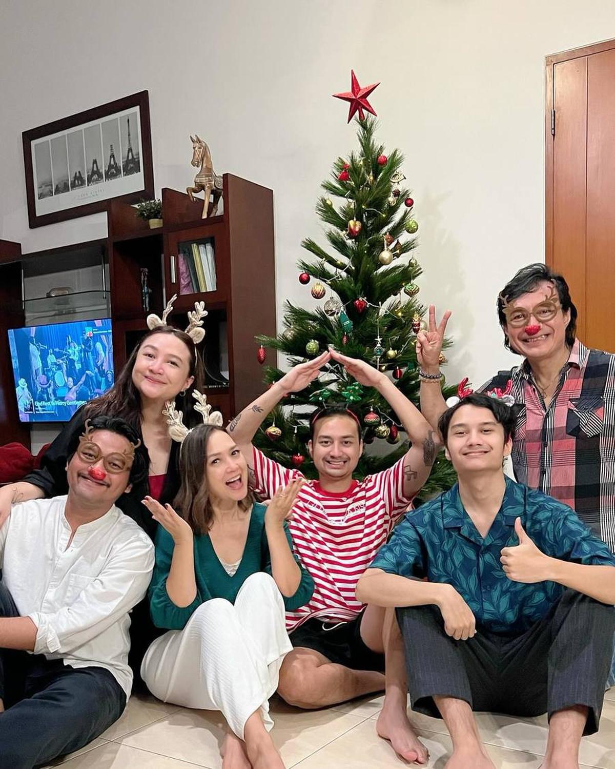 7 Potret Perayaan Natal Ira Wibowo & Katon Bagaskara, Meriah Bareng Keluarga Besar
