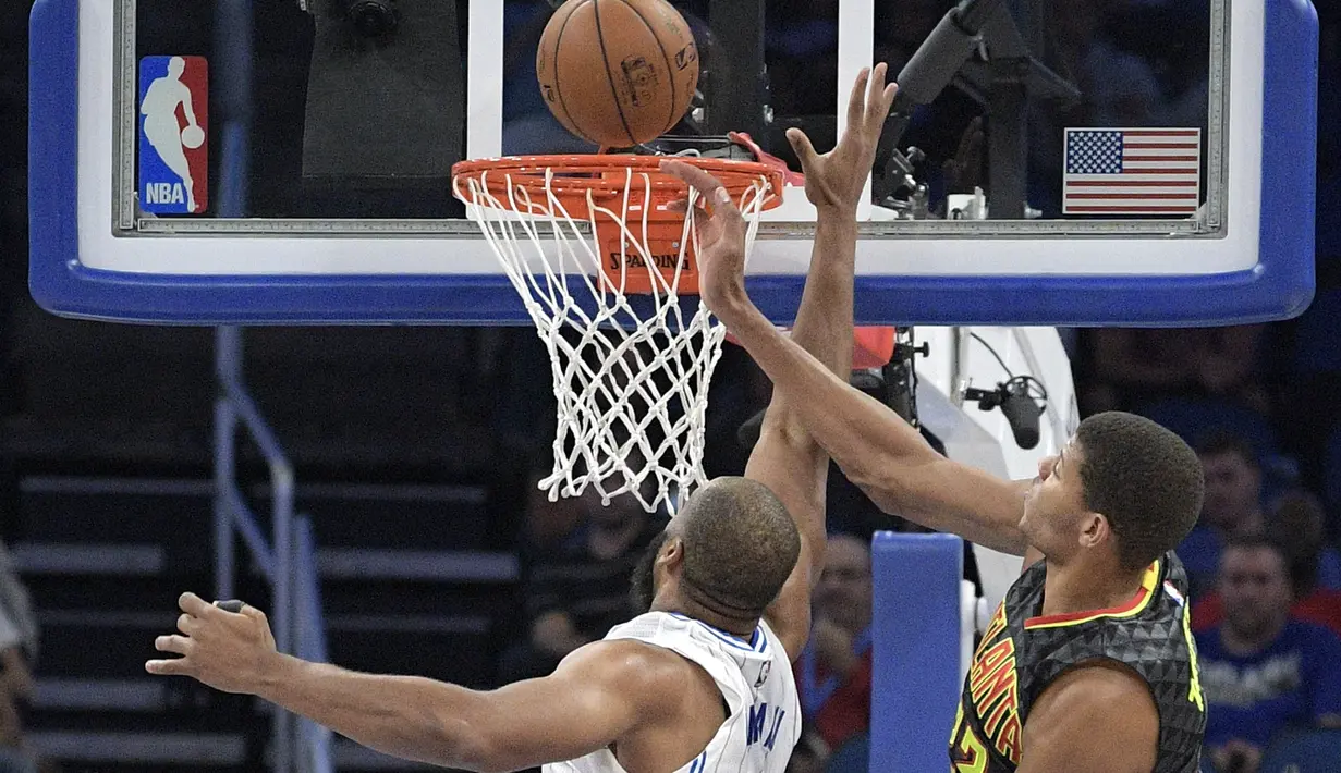 Pemain Atlanta Hawks, Walter Tavares (kiri) melakukan block atas tembakan pemain Orlando Magic, Arinze Onuaku pada laga NBA preseason basketball game di Orlando, (17/10/2016) WIB. (AP/Phelan M. Ebenhack)