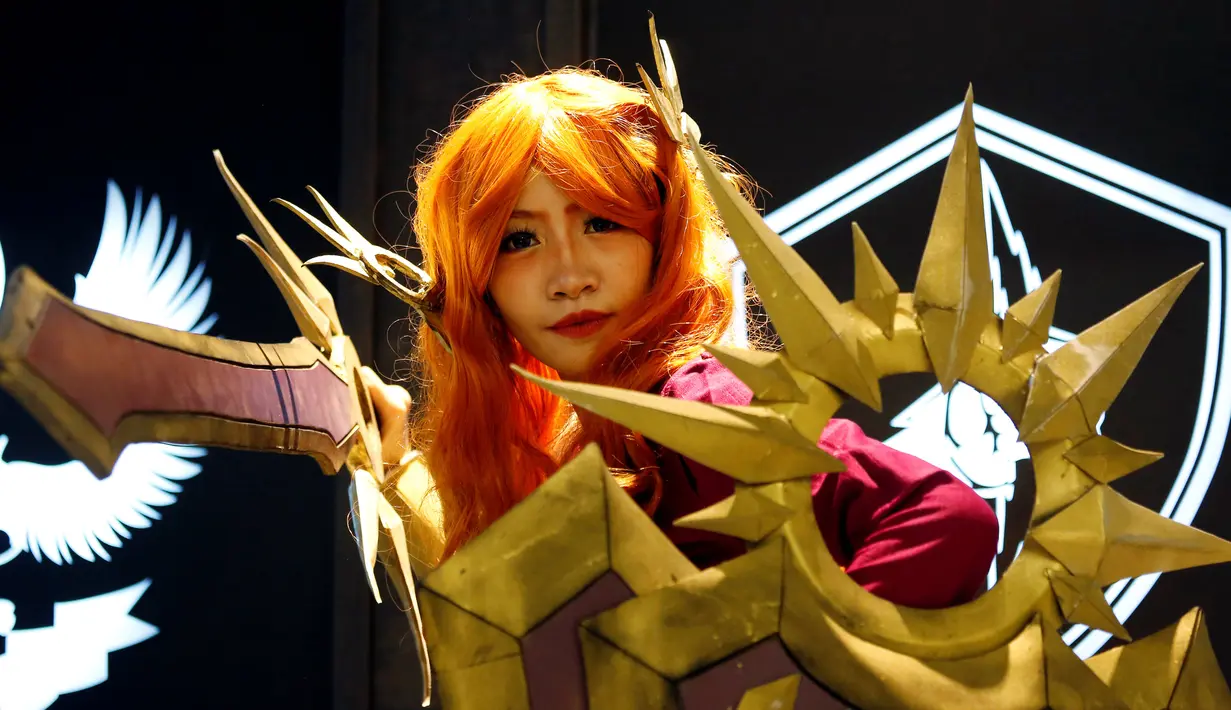 Seorang cosplayer berpose dalam acara League of Legends Mid-Season Invitational 2019 di GG Stadium, Ho Chi Minh, Vietnam  (7/5/2019). Turnamen e-sport ini digelar 1 hingga 19 Mei. (Reuters/Kham)
