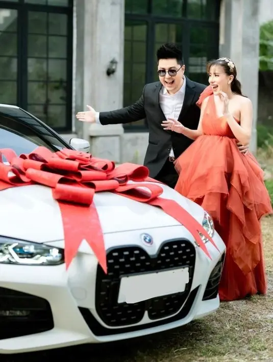 Sambil terkejut, Angela Tee gembira melihat mobil sedan mewah hadiah suami. Mobil tersebut khusus menjadi kejutan Angela Tee menjelang kelahran anaknya yang kedua. Kehidupan Angela Tee eks presenter Uang Kaget ini bak sultan. (Liputan6.com/IG/anqeela.tee)