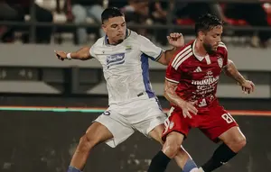 Ragnar Oratmangoen Langsung Angkat Trofi di Debut, Ini Targetnya Bersama Persib Bandung