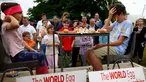 Seorang anak laki-laki memecahkan telur dikepalanya usai kalah dalam permainan Russian Egg Roulette pada acara Kompetisi Melempar Telur Dunia dan Vintage Day di Swaton, Inggris, Minggu (28/6/2015). (REUTERS/Darren Staples)