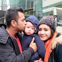 Tingkah laku Rafathar yang kerap eksis ketika selfie bersama sang ayah. (viainstagram@raffinagita1717/Bintang.com)