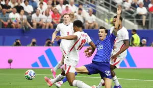 Gelandang Inggris, Jude Bellingham, mendapat kawalan ketat dari penyerang Kroasia, Petar Musa, dalam pertandingan Grup L Piala Dunia 2026 antara Inggris melawan Kroasia di Dallas Stadium, Arlington, Texas, pada 17 Juni 2026. (MICHAEL STEELE / GETTY IMAGES NORTH AMERICA / Getty Images via AFP)