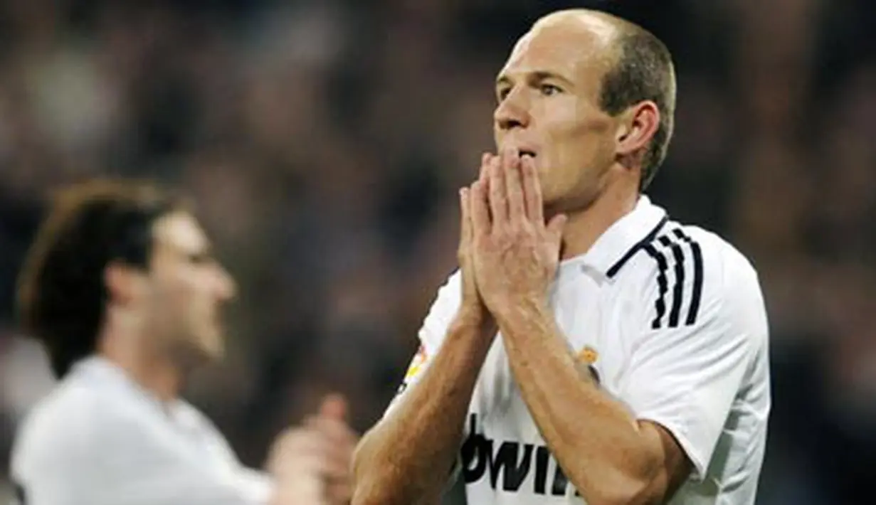 Real Madrid's Dutch midfielder Arjen Robben reacts during their Liga match against Atletico de Madrid at Santiago Bernabeu stadium in Madrid on March 7, 2009. AFP PHOTO/PIERRE-PHILIPPE MARCOU