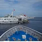 Kapal Garda Pantai China menghalangi penjaga pantai Filipina BRP Cabra saat kapal tersebut mencoba menuju Second Thomas Shoal di Laut China Selatan yang disengketakan pada 22 Agustus 2023. (AP)