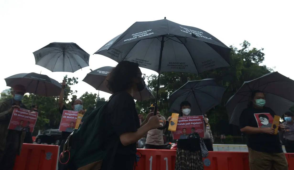 Sejumlah aktivis HAM menggelar aksi Kamisan di Jakarta, Kamis (6/1/2022). Dalam aksinya mereka menuntut pemerintah untuk menuntaskan pelanggaran HAM di masa lalu. (merdeka.com/Imam Buhori)
