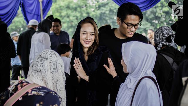 BCL hingga Wulan Guritno Hadiri Pemakaman Deddy Sutomo