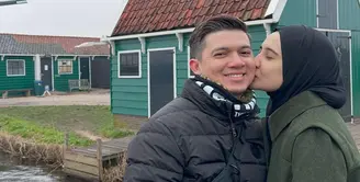 Jelang akhir tahun, pasangan selebriti Zaskia Sungkar dan Irwansyah liburan ke Belanda.  Selain liburan, juga sekaligus melepas kangen dengan ibunda. Seperti diketahui, setelah menikah dengan pria bule, Fanny Bauty menetap di Belanda. Berikut potretnya. [Instagram/irwansyah_15]