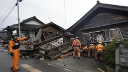 Kini sedikitnya 57 orang dilaporkan meninggal dan ribuan bangunan, kendaraan, dan perahu rusak. (AP Photo/Hiro Komae)