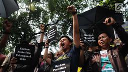 Aktivis HAM menggelar aksi di depan kantor Komnas HAM di Jakarta, Selasa (11/12). Aktivis menuntut penyelesaian kasus pelanggaran HAM yang terjadi di Indonesia. (Liputan6.com/Angga Yuniar)