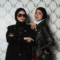 Sebuah selebrasi karya kehadiran Vivi Zubedi di industri modest Indonesia.