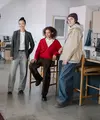Setelah era skinny yang serba ketat dan tren wide-leg yang serba lebar, kini muncul satu siluet yang posisinya ada di tengah-tengah: barrel pants. [Dok/ UNIQLO Indonesia].