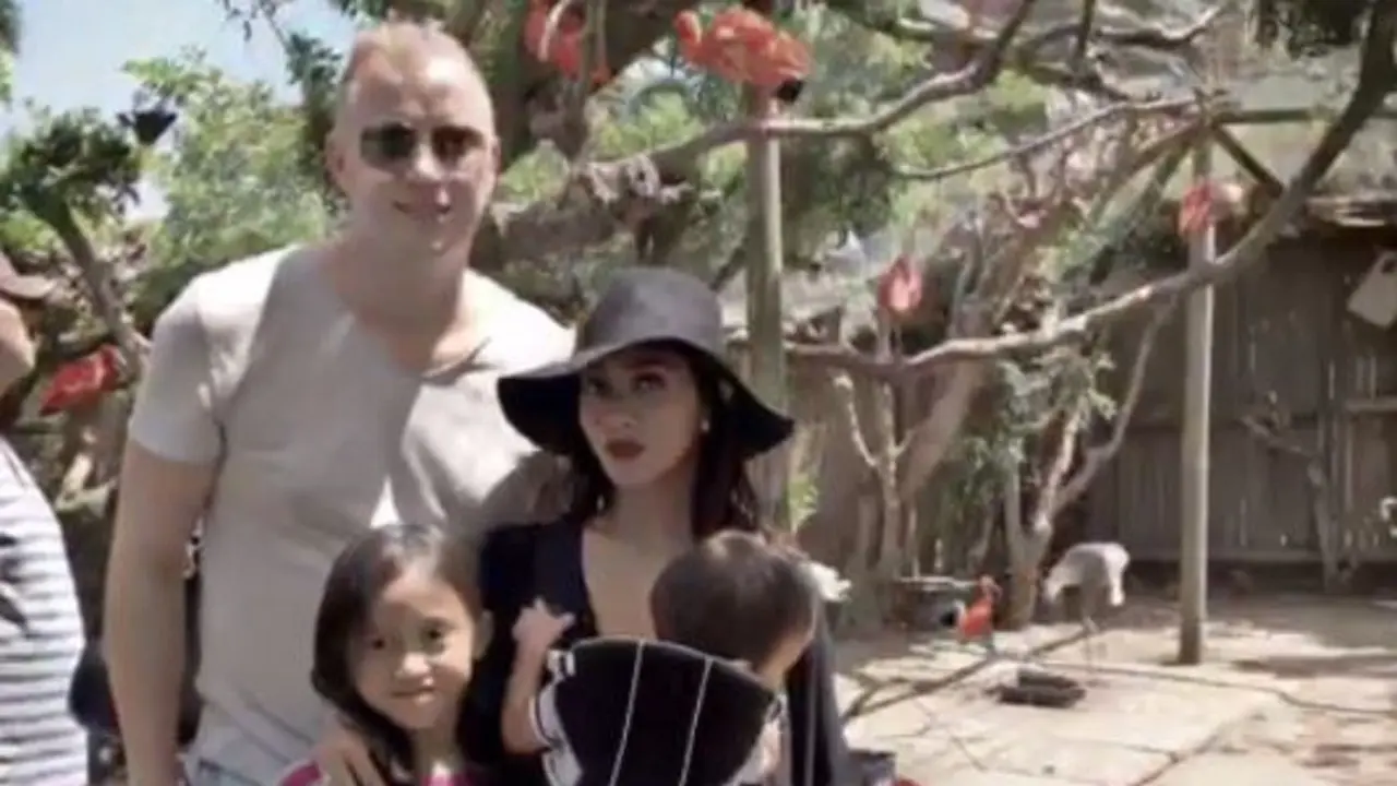 Tiara Lestari bersama suami dan anak