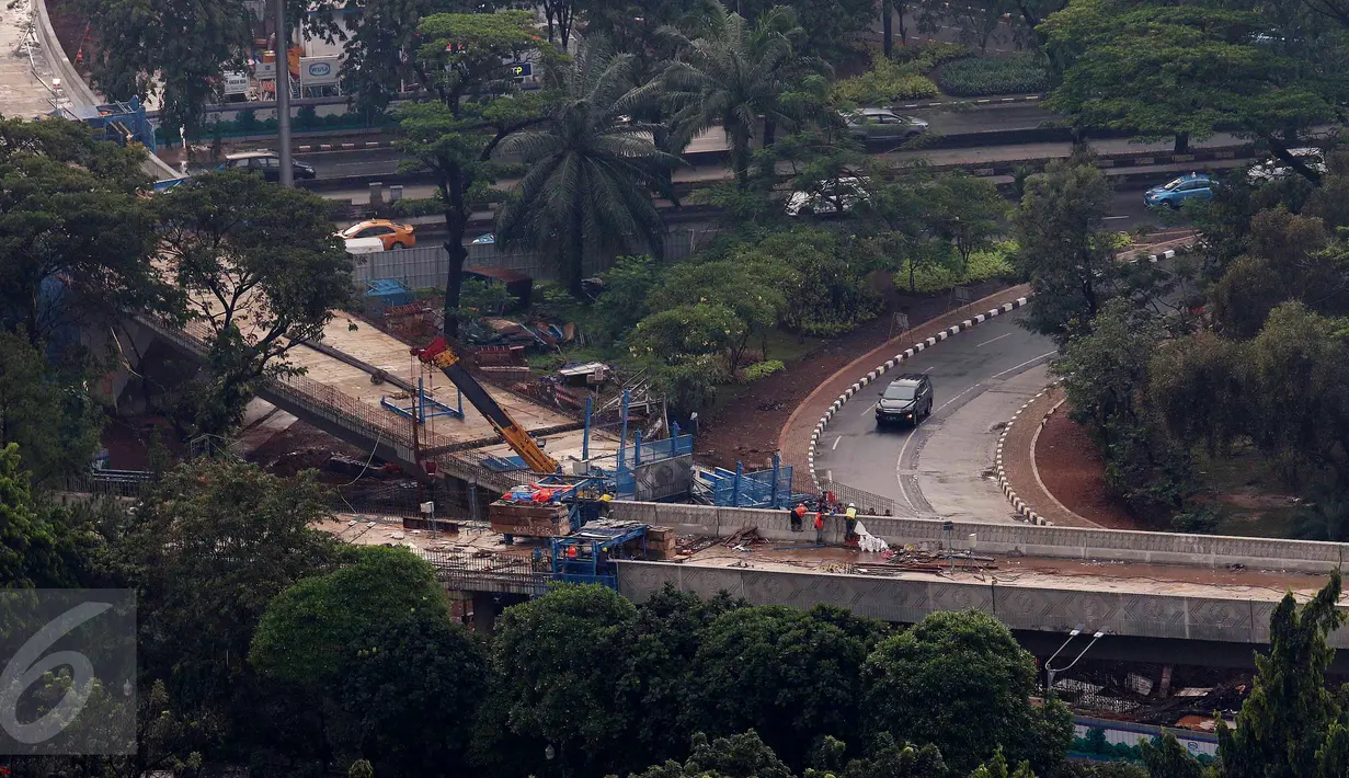 Suasana pengerjaan Simpang Susun Semanggi di Jakarta, Rabu (26/4). Dinas Bina Marga DKI Jakarta, mengungkapkan sebanyak 295 segmental box girder (SBG) di dua ramp simpang susun Semanggi, rampung dipasang. (Liputan6.com/Angga Yuniar)