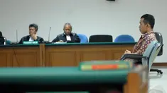 Terdakwa Hendra Saputra menjalani sidang tuntutan dari jaksa di Pengadilan Tindak Pidana Korupsi. (23/7/14) (Liputan6.com/Miftahul Hayat) 