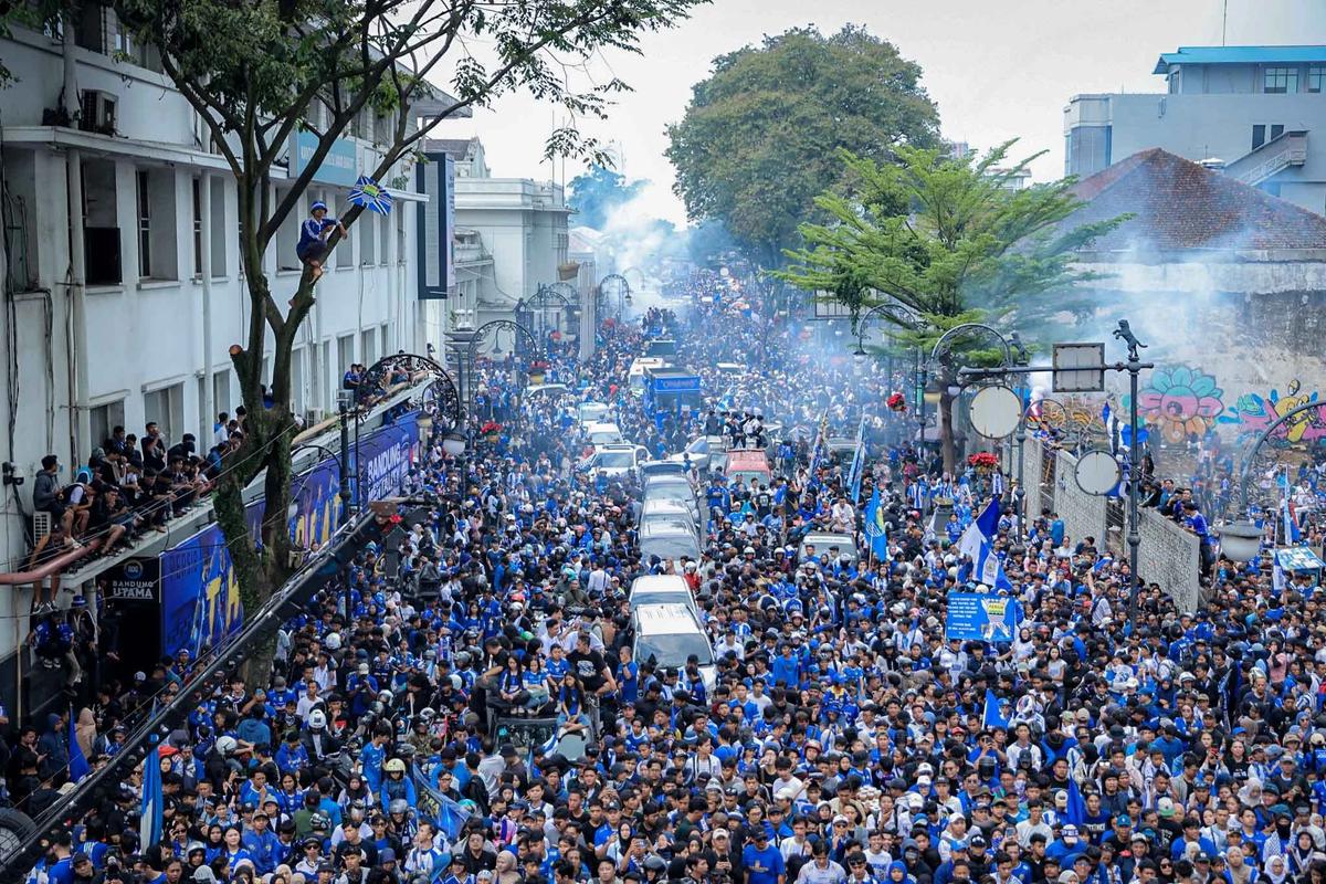 Foto: Lautan Bobotoh Rayakan Persib Juara BRI Super League 2026