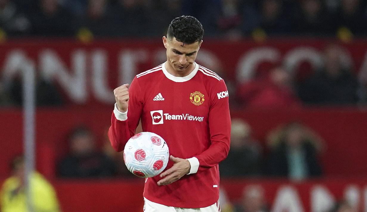 <p>Pada menit ke-60, Ronaldo dan kolega tertinggal satu angka. Marcos Alonso berhasil memanfaatkan umpan sundulan Kai Havertz menjadi tembakan voli first time yang gagal dihentikan David de Gea. (AFP/Dave Thompson)</p>