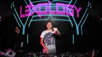 DJ Lexology dikenal sebagai disc jockey yang juga produser musik (https://www.instagram.com/p/B1K9p0jpz-P/)