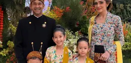 Yasmine Wildblood didapuk menjadi bridesmaid dengan tampilan adat Jawanya. Ia mengenakan kebaya kutu baru motif floral dipadukan selendang kuning dan bawahan kain batiknya. Rambutnya di tata sanggul klasik dihiasi melati. [@yaswildblood]