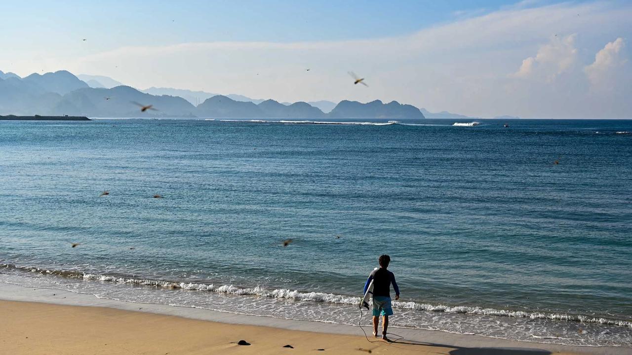 FOTO: Pesona Ombak Pantai Lhoknga Menarik Peselancar Dunia