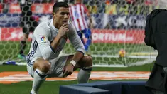 Cristiano Ronaldo menatap kamera usai mencetak gol kegawang Atletico Madrid pada Liga La Liga Spanyol di Vicente Calderon Stadium, Madrid, Spanyol, (19/11). Cetak tiga gol ke gawang Atletico, Ronaldo jadi raja derby Madrid. (Reuters/Sergio Perez)