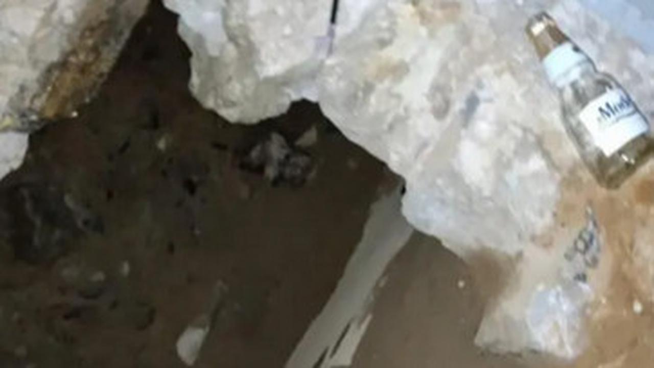 Dari rekaman video yang beredar, terungkap ada satu kaleng bir di dalam terowongan tersebut bersama dengan kabel listrik yang menggantung. <br>
