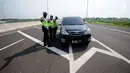 Petugas memberi informasi pemudik saat penutupan jalur fungsional tol Brebes-Batang, Jawa tengah, Rabu (21/6). Memasuki H-4 Lebaran, sejumlah pemudik mulai dapat melintasi jalur tol fungsional Brebes-Batang yang baru. (Liputan6.com/Gempur M Surya)