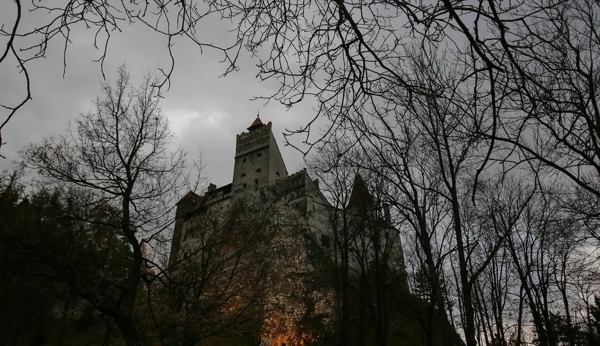  Suasana menjelang malam di Istana Bran yang dilegendakan sebagai kastil drakula, Brasov Rumania, (31/10). (Reuters/Inquam Photos/Octav Ganea)