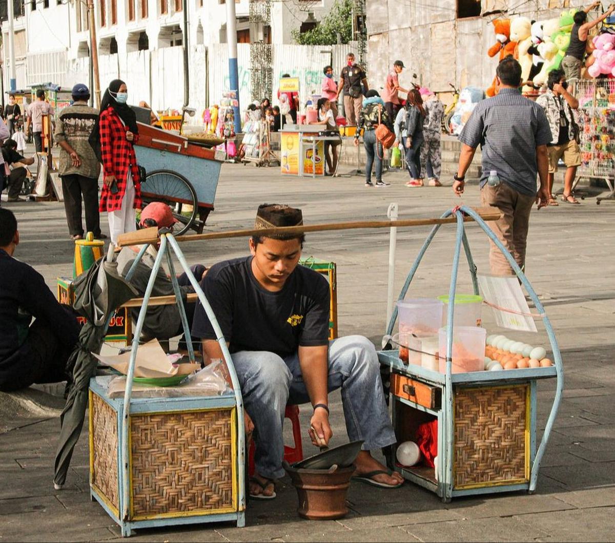 Kota Tua sudah sangat tenar. Di tempat ini memang ada banyak pilihan wisata, mulai dari wisata kuliner hingga wisata museum. Ada banyak museum yang bisa dikunjungi dengan tarif yang sangat ramah di kantong. Jika enggan ke museum, Anda bisa sekadar nongkro