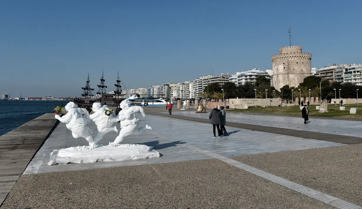 Patung karya seniman China Xu Hongfei dipamerkan di Thessaloniki, Yunani, Rabu (19/12). Keberadaan patung-patung tersebut sebagai bagian dari pekan budaya dan tur dunia pameran seni patung. (Sakis Mitrolidis/AFP)