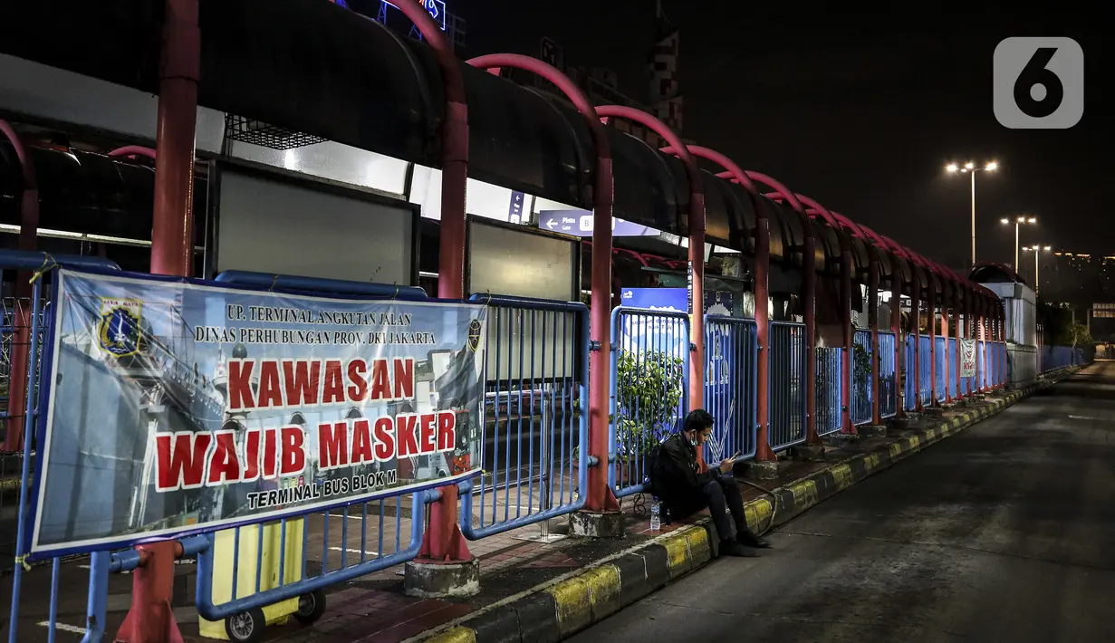 Suasana Terminal Blok-M saat pemberlakuan pembatasan mobilitas warga guna menekan penyebaran COVID-19 di Jakarta, Selasa (22/6/2021). Pembatasan dilakukan karena meningkatnya jumlah kasus positif COVID 19 di Ibu Kota. (Liputan6.com/Johan Tallo)