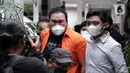 Tersangka komika Fico Fachriza saat dihadirkan dalam rilis kasus penyalahgunaan narkoba di Ditresnarkoba Polda Metro Jaya, Jakarta, Jumat (14/1/2022). Dalam penangkapan, polisi berhasil mengamankan barang bukti tembakau sistetis sebarat 1,45 gram. (Liputan6.com/Faizal Fanani)