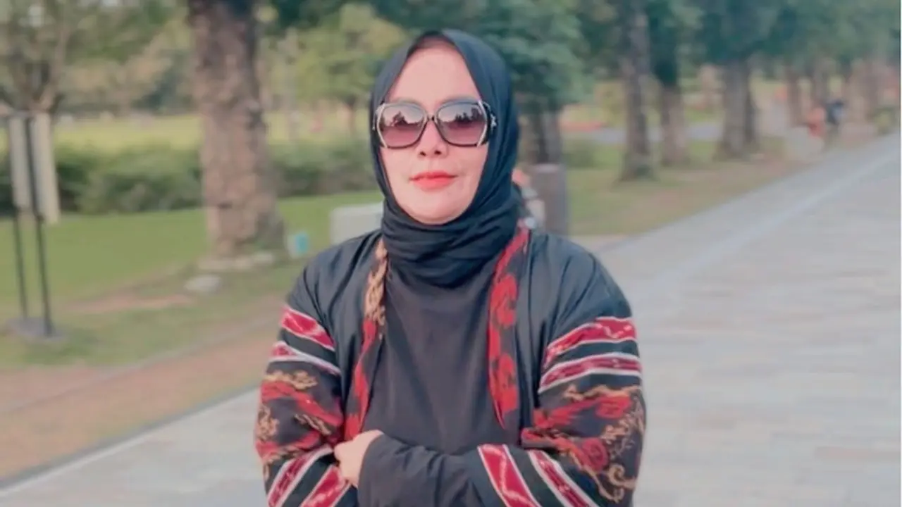 Mak Vera alias Vera Zanobia.