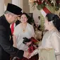 Presiden ke 6 RI, Susilo Bambang Yudhoyono berjabat tangan dengan Presiden ke 5 RI, Megawati Soekarnoputri jelang Upacara HUT Kemerdakaan RI ke 72 di Istana Merdeka, Kamis (17/8). (Liputan6.com/via Anung Anindhito)