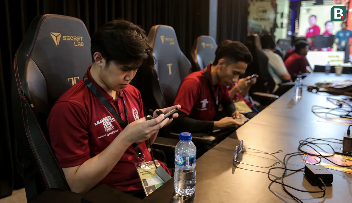 Philip Franc Tanputra dan sejumlah peserta berkompetisi dalam seleksi nasional atau Indonesia National Qualifier FIFAe World Cup 2024 yang berlangsung di Point Arena, Jakarta Selatan, Sabtu (02/11/2024). (Bola.com/Bagaskara Lazuardi)